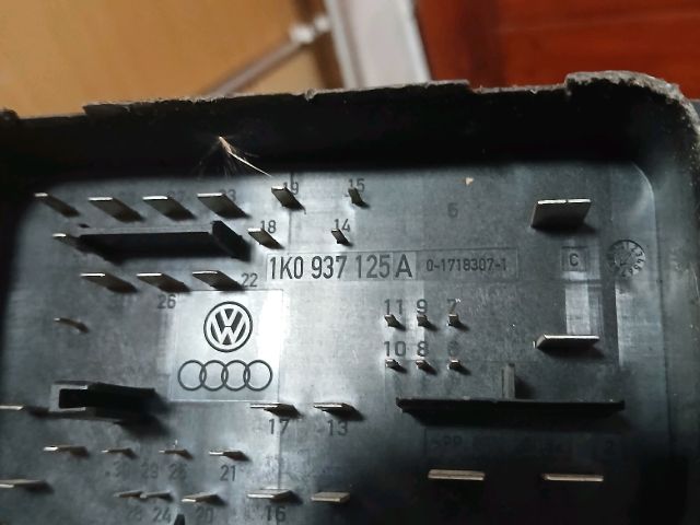 bontott AUDI A3 Biztosítéktábla Motortér