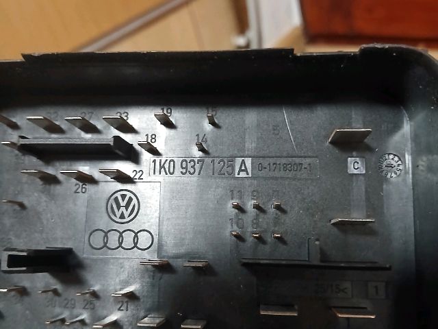 bontott AUDI A3 Biztosítéktábla Motortér