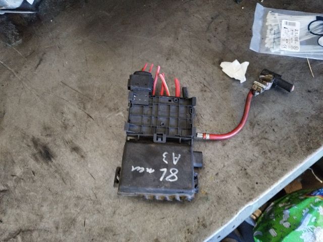 bontott AUDI A3 Biztosítéktábla Motortér