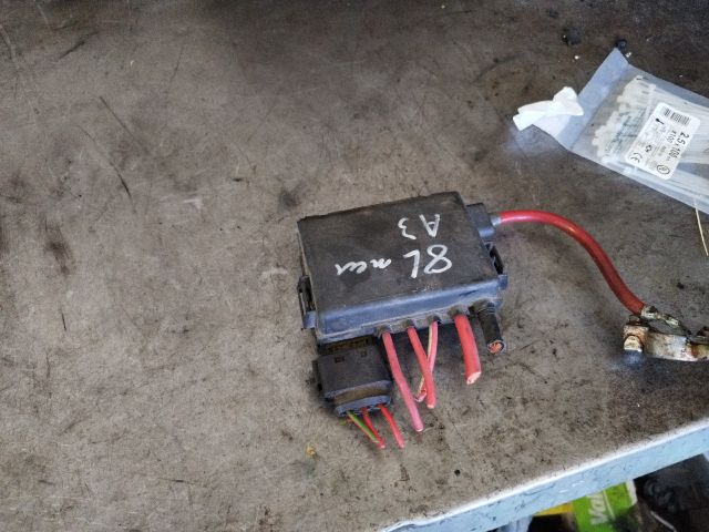 bontott AUDI A3 Biztosítéktábla Motortér