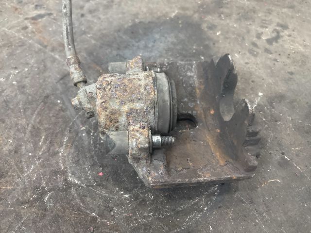 bontott AUDI A3 Jobb első Féknyereg Munkahengerrel