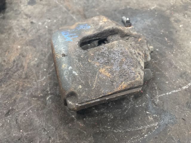 bontott AUDI A3 Jobb első Féknyereg Munkahengerrel