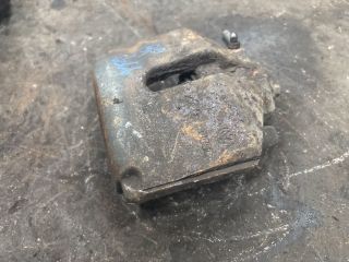 bontott AUDI A3 Jobb első Féknyereg Munkahengerrel