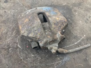 bontott AUDI A3 Jobb első Féknyereg Munkahengerrel