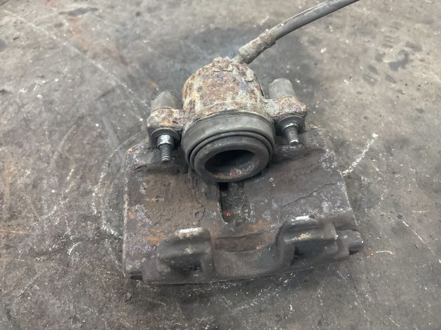 bontott AUDI A3 Jobb első Féknyereg Munkahengerrel