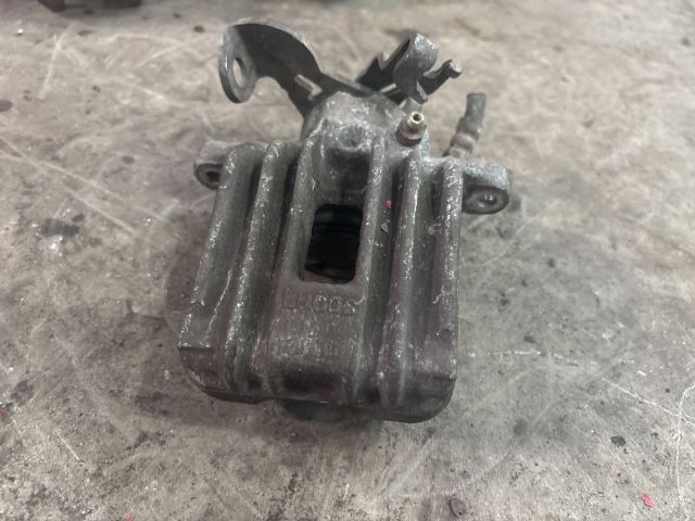 bontott AUDI A3 Jobb hátsó Féknyereg Munkahengerrel