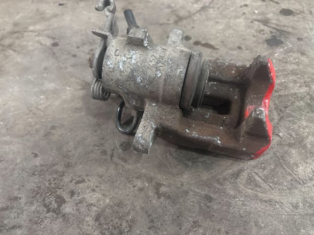 bontott AUDI A3 Jobb hátsó Féknyereg Munkahengerrel