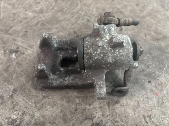 bontott AUDI A3 Jobb hátsó Féknyereg Munkahengerrel