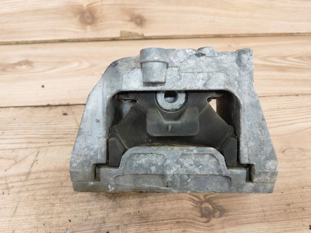 bontott AUDI A3 Motor Tartó Bak Jobb