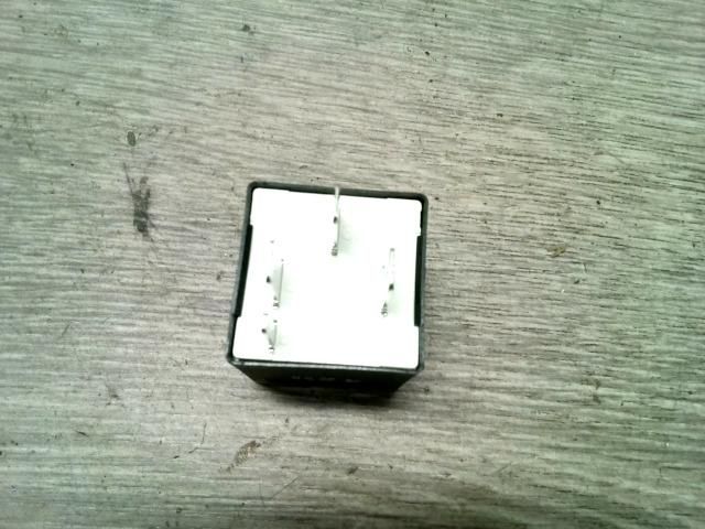 bontott AUDI A3 Üzemanyag Szivattyú Relé