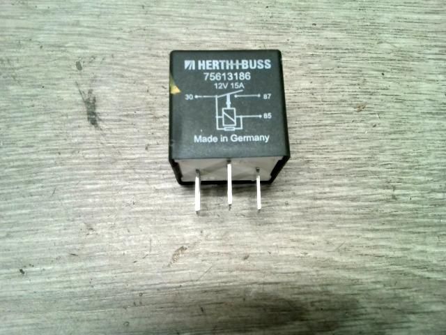 bontott AUDI A3 Üzemanyag Szivattyú Relé