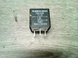 bontott AUDI A3 Üzemanyag Szivattyú Relé