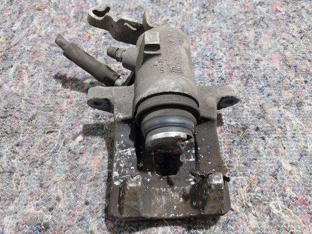 bontott AUDI A3 Bal hátsó Féknyereg Munkahengerrel