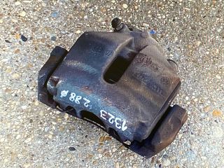 bontott AUDI A3 Jobb első Féknyereg Munkahengerrel