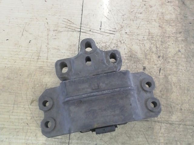 bontott AUDI A3 Motor Tartó Bak Bal