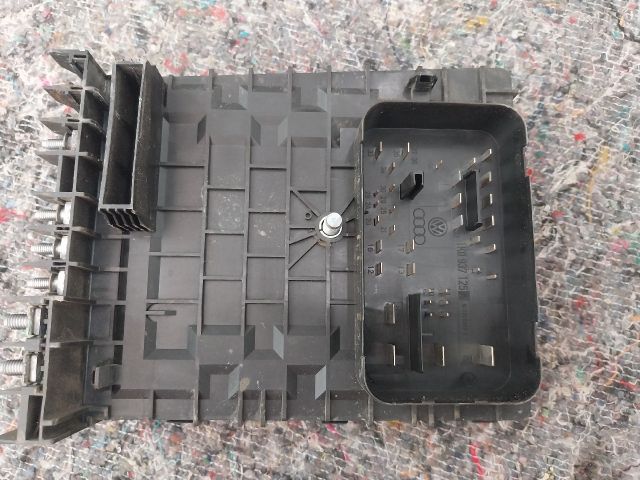 bontott AUDI A3 Biztosítéktábla Motortér