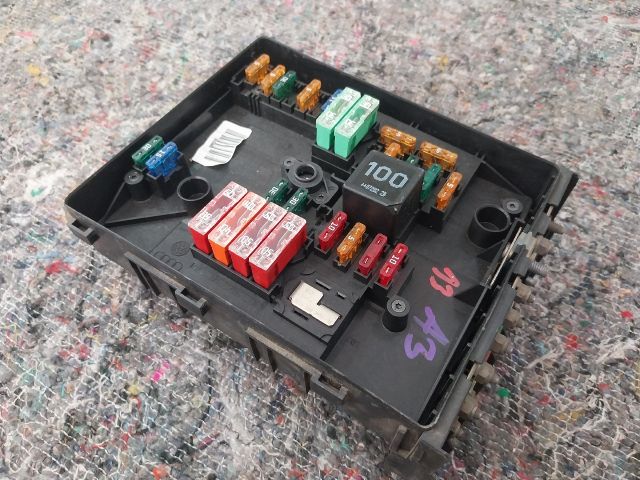 bontott AUDI A3 Biztosítéktábla Motortér