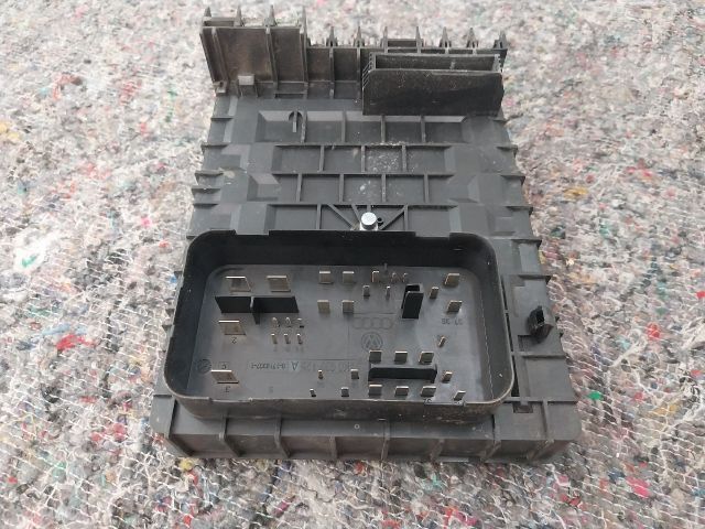 bontott AUDI A3 Biztosítéktábla Motortér