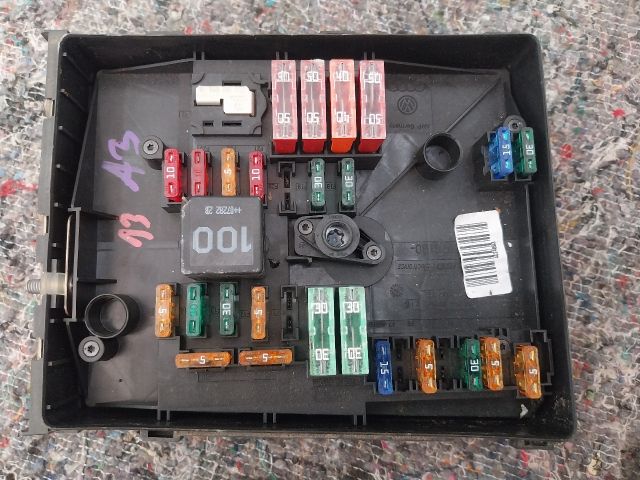 bontott AUDI A3 Biztosítéktábla Motortér