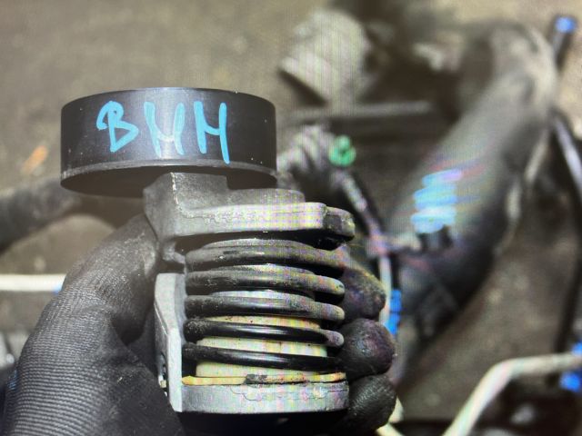 bontott AUDI A3 Szíjfeszítő Görgő