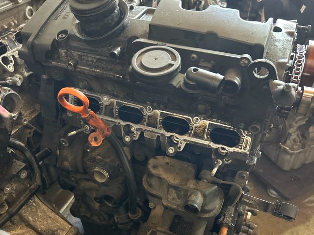 bontott AUDI A3 Motor (Fűzött blokk hengerfejjel)