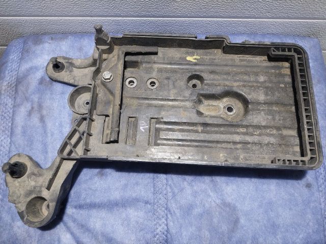 bontott AUDI A3 Akkumulátor Tartó