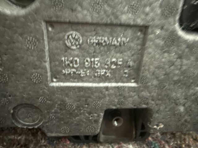 bontott AUDI A3 Akkumulátor Tartó