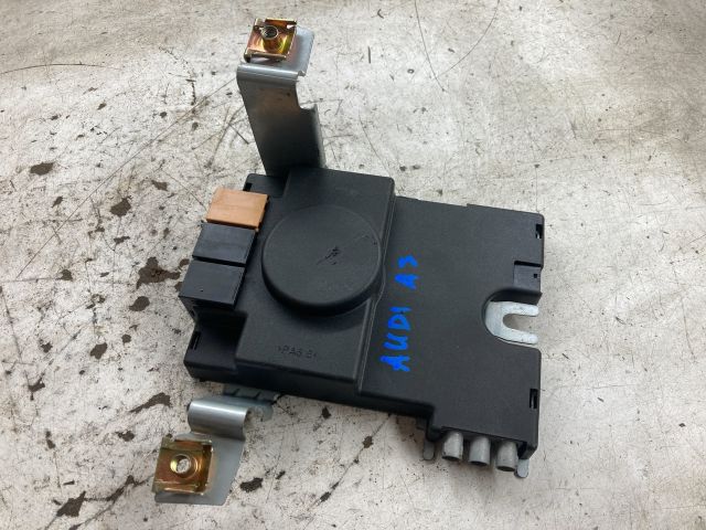 bontott AUDI A3 Antenna Erősítő