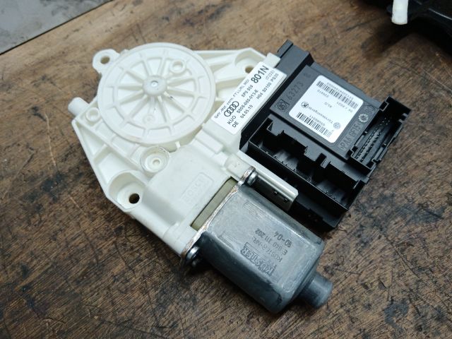 bontott AUDI A3 Bal első Ablakemelő Motor