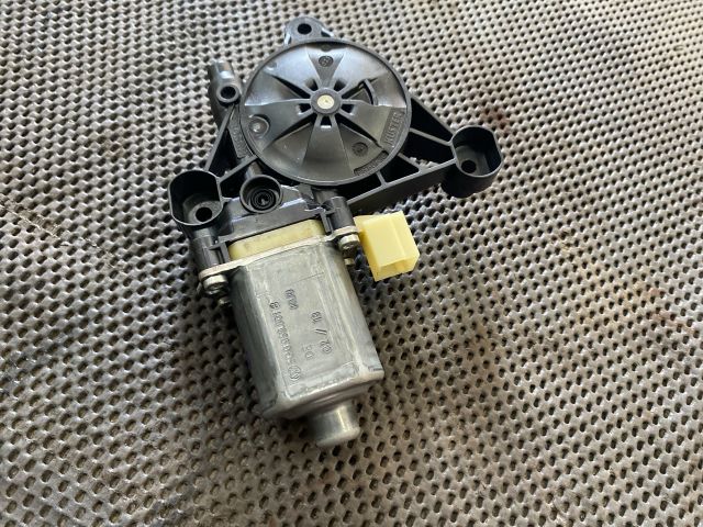 bontott AUDI A3 Bal első Ablakemelő Motor