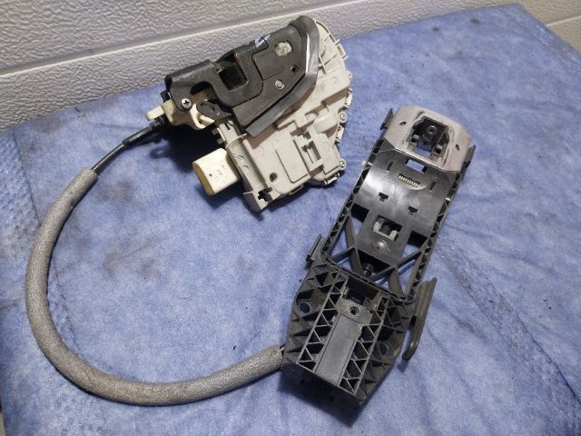 bontott AUDI A3 Bal első Ajtózár