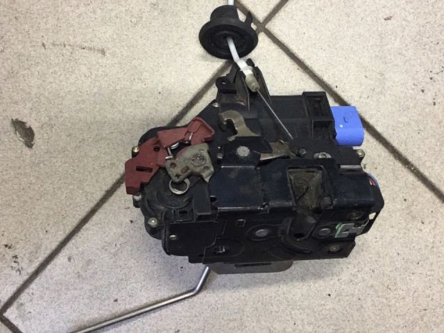 bontott AUDI A3 Bal első Ajtózár