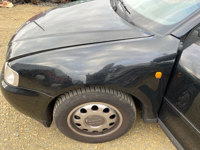 bontott AUDI A3 Bal első Dobbetét (Kerékjárati, Műanyag)