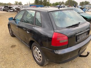 bontott AUDI A3 Bal első Dobbetét (Kerékjárati, Műanyag)