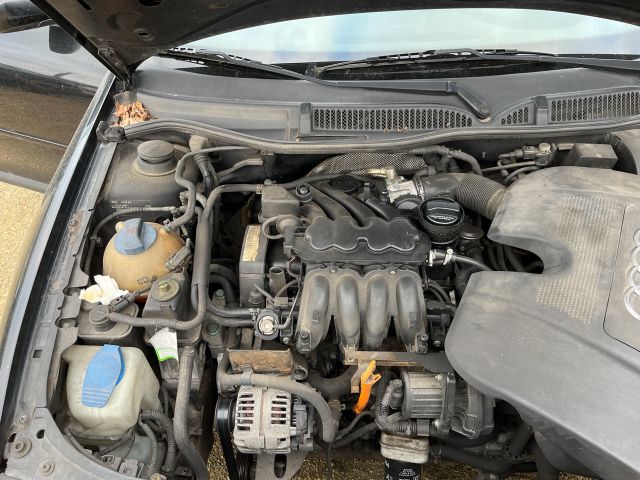 bontott AUDI A3 Bal első Dobbetét (Kerékjárati, Műanyag)