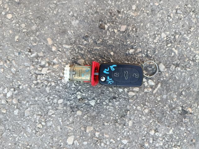 bontott AUDI A3 Bal első Zárbetét