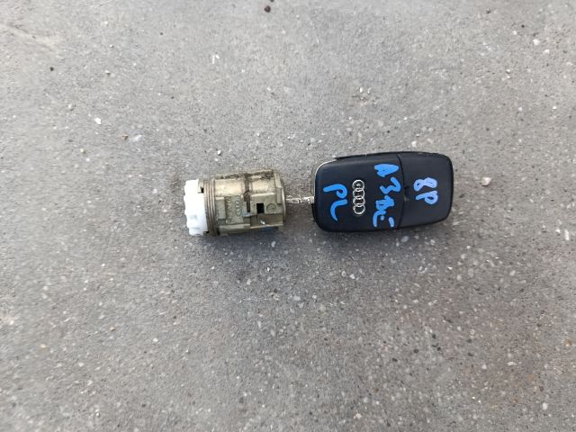 bontott AUDI A3 Bal első Zárbetét