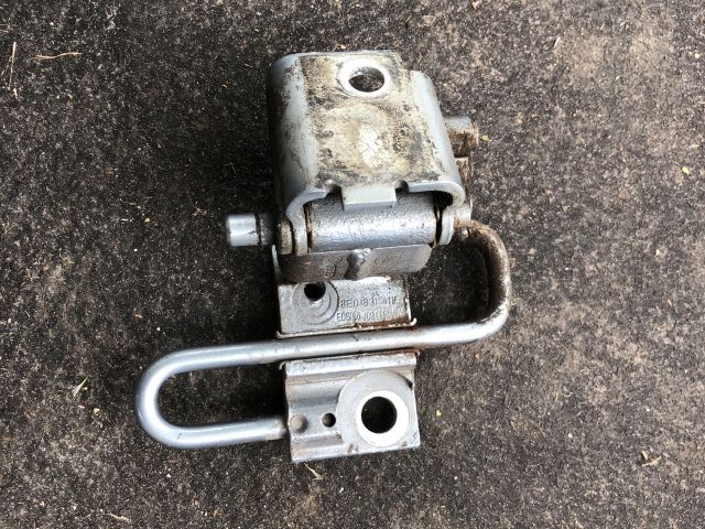 bontott AUDI A3 Bal első Zsanér