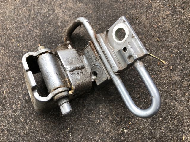 bontott AUDI A3 Bal első Zsanér