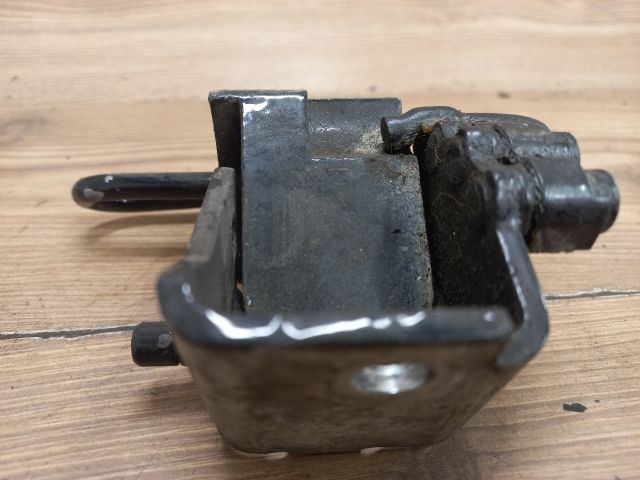 bontott AUDI A3 Bal első Zsanér