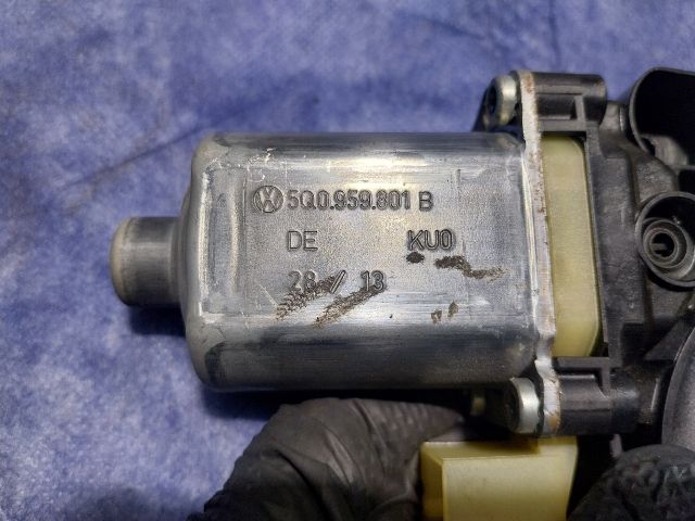 bontott AUDI A3 Bal hátsó Ablakemelő Motor