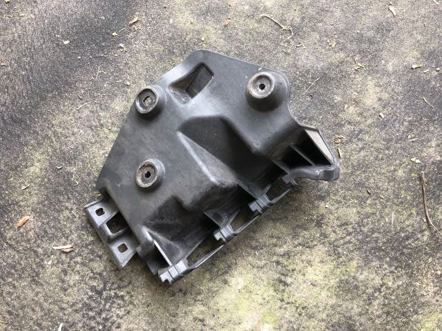 bontott AUDI A3 Bal hátsó Oldal Lökhárító Tartó (Műanyag)