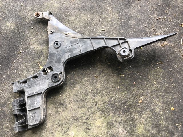 bontott AUDI A3 Bal hátsó Oldal Lökhárító Tartó (Műanyag)