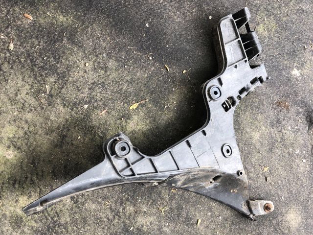 bontott AUDI A3 Bal hátsó Oldal Lökhárító Tartó (Műanyag)