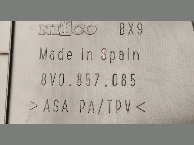 bontott AUDI A3 Bal Műszerfal Díszléc