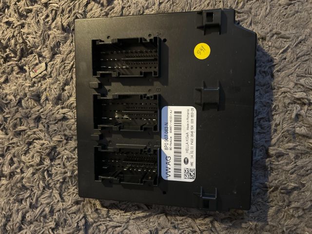 bontott AUDI A3 Biztosítéktábla Utastér