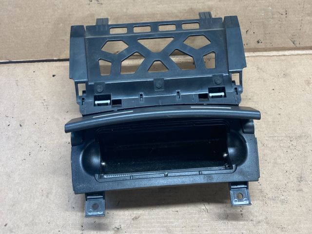 bontott AUDI A3 Első Hamutartó