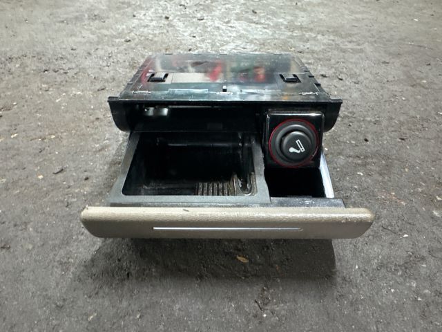 bontott AUDI A3 Első Hamutartó