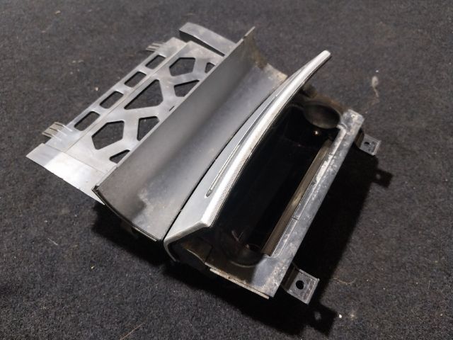 bontott AUDI A3 Első Hamutartó