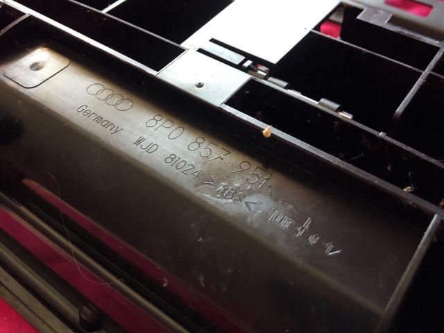 bontott AUDI A3 Első Hamutartó